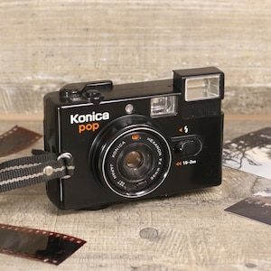 Fungerande Konica Pop Cult 80-talskamera 35 mm film automatisk blixt