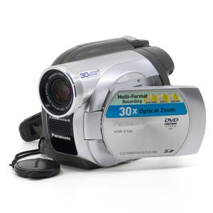 Set videocamera Panasonic VDR-D150 Vintage DVD/SD con batteria, caricabatterie (adattatore Europa/America), cavo USB, copriobiettivo e custodia.
