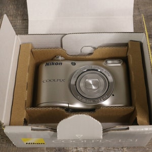 Appareil photo numérique Nikon CoolPix L31 en boîte avec dragonne, manuel et carte mémoire SD 16 Go zoom 5x 16,1 mégapixels Flash retardateur