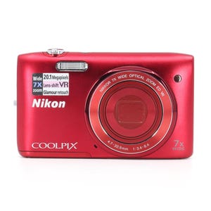 Cámara digital Nikon Coolpix S3500 + tarjeta de memoria SD, cargador (con adaptador de corriente europeo/americano), correa y batería