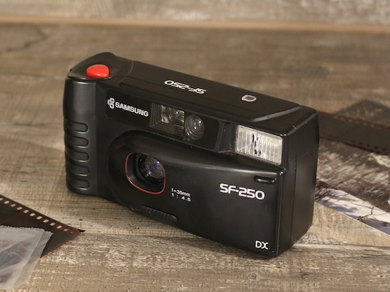 Working Samsung SF-250 Vintage 35mm Automatic Camera Point and Shoot Easy to Use Flash **film tested, working**