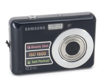 Fotocamera digitale Samsung ES17 con tracolla *presenta segni di utilizzo*
