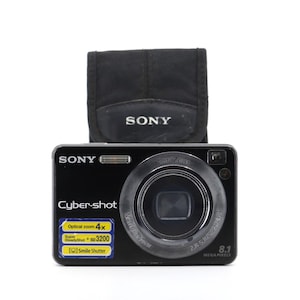 Fotocamera digitale Sony Cyber-Shot DSC-W130 Super SteadyShot con custodia, scheda di memoria, batteria e caricabatterie con adattatore mondiale