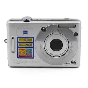 Cámara digital vintage Sony Cyber-shot DSC-W30 en perfecto estado con cargador (adaptador para América/Europa), batería, tarjeta de memoria y estuche