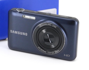 New Samsung ES95 Vintage Digital Camera NOS (with America/Europe apower adapter)