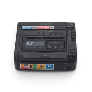Può includere: Un videoregistratore a cassette Sony Digital 8 nero con caricamento dall'alto, pulsanti di controllo per la riproduzione e un piccolo schermo. Il dispositivo presenta etichette Digital 8, Video 8, Hi8 e varie specifiche tecniche sul fronte.