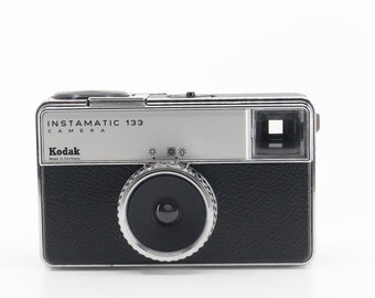 Kodak Instamatic 133 Film Camera *camera-excellent condition, case-bad  condition*