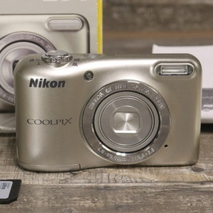 Nikon CoolPix L31 digitale camera in doos met riem, handleiding en SD-geheugenkaart 16 GB 5x zoom 16,1 megapixels flitser zelfontspanner