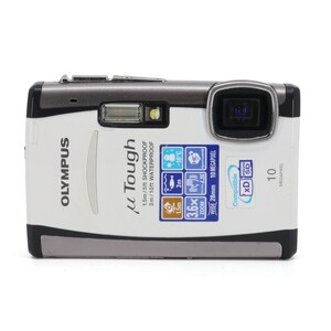 Cámara digital Olympus Mju Tough 6000 resistente al agua y a los golpes + correa, tarjeta de memoria y cargador (adaptador de corriente americano/europeo)