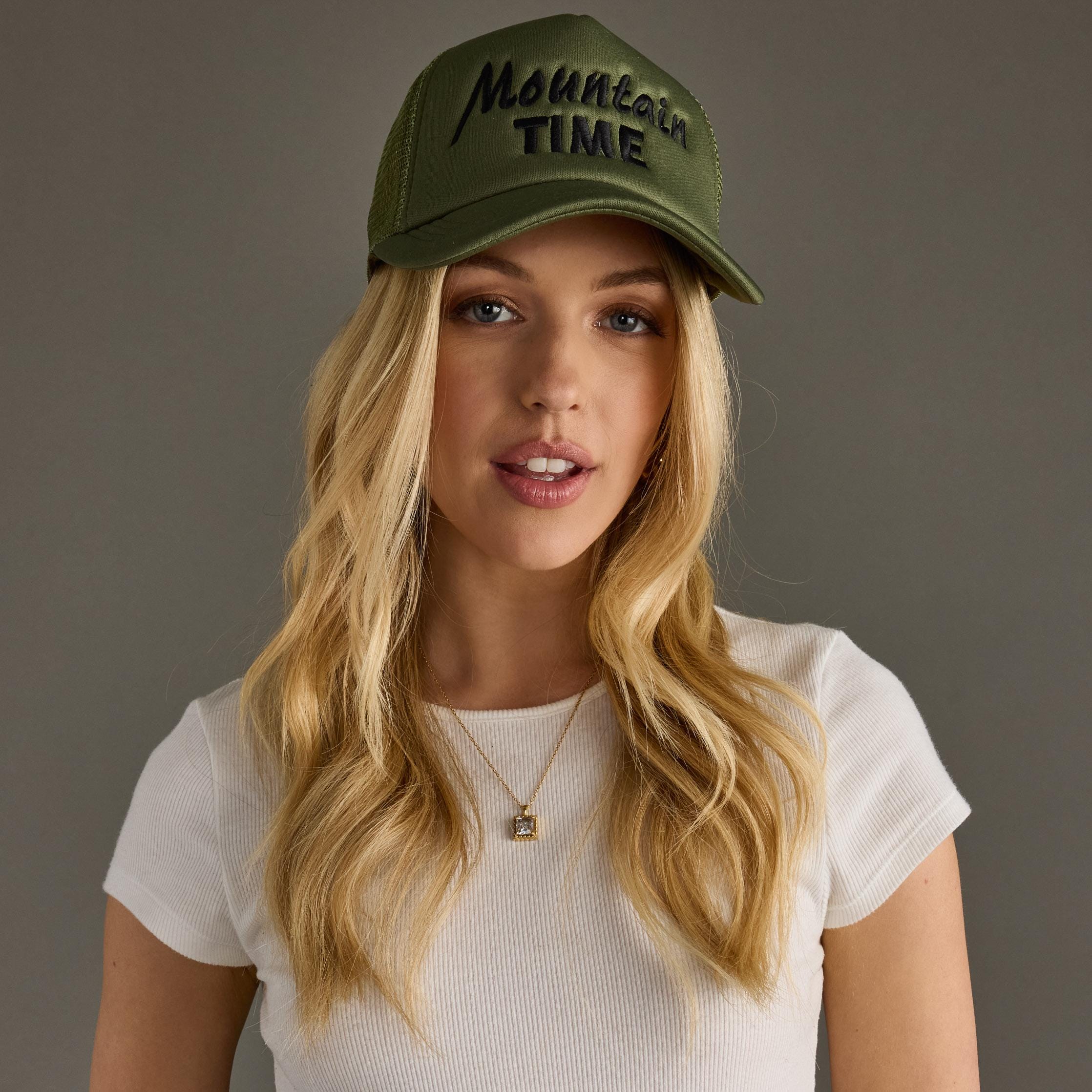 NEW PANACHE women\'s mountain time trucker hat in olive & black Vermont Green Mountains Hat (935-Black/Charcoal) – The  main image 4