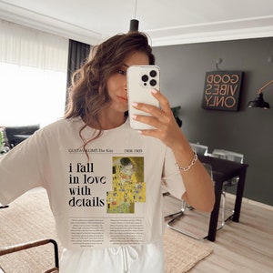 Gustav Klimt T-Shirt, The Kiss, Art Shirt, Aesthetic Art Font, Artsy Clothes, Fine Art Clothes,Artsy Crewneck
