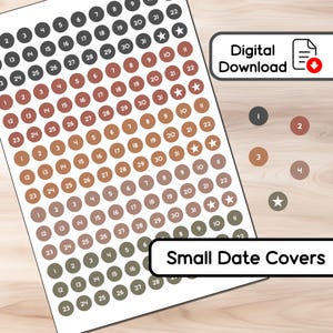 Könnte beinhalten: Ein digitaler Download von kleinen Datumsaufklebern in verschiedenen Farben. Die Aufkleber sind rund mit den Zahlen 1-31, Sternen und anderen Symbolen. Der Text "Small Date Covers" ist ebenfalls sichtbar.