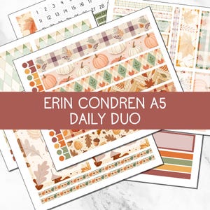 Puede incluir: Un conjunto de hojas de pegatinas para una agenda Erin Condren A5 Daily Duo con diseños de temática otoñal. Las hojas incluyen patrones de calabazas, hojas de otoño, bellotas, cuadros y rombos en tonos naranja, verde, marrón y crema.