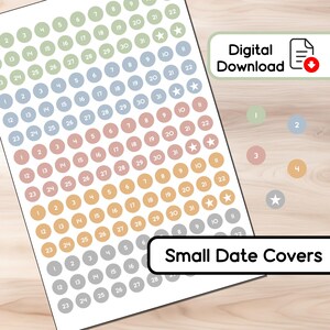 Könnte beinhalten: Ein Bogen mit farbigen Datumsaufklebern mit den Zahlen 1-31, Sternen und dem Text "Small Date Covers". Die Aufkleber sind in verschiedenen Pastellfarben, ideal für Planer und Kalender.