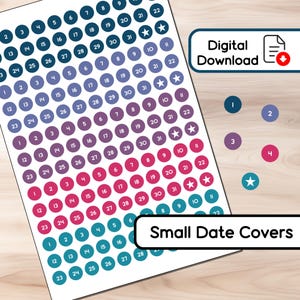 Könnte beinhalten: Ein Bogen mit kleinen Datumsaufklebern mit den Zahlen 1-31 in verschiedenen Farben, darunter Rosa, Blau und Lila. Der Text "Digital Download" und "Small Date Covers" sind ebenfalls sichtbar.