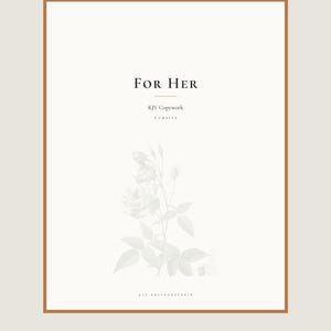 Könnte beinhalten: Ein rechteckiges Dokument mit einem dünnen kupferfarbenen Rand auf hellbeigem Hintergrund. Der Text lautet KJV Copywork, For Her und Cursive. Eine blasse, hellgraue Illustration einer Rose mit Blättern ist unter dem Text zentriert.