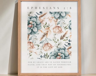 Puede incluir: Una impresión enmarcada con un patrón floral de acuarela con suculentas verde azulado y flores color melocotón suave. El texto en la parte superior dice EPHESIANS 2:8, y el texto en la parte inferior dice FOR BY GRACE ARE YE SAVED THROUGH FAITH; AND THAT NOT OF YOURSELVES: IT IS THE GIFT OF GOD.