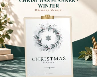 Könnte beinhalten: Ein Weihnachtsplaner als PDF-Druckvorlage auf einem Klemmbrett mit einer zentralen Kranzillustration aus Tannenzweigen, roten Beeren und einer Schneeflocke. Der Text lautet IMPRINTEMPLATES, CHRISTMAS PLANNER WINTER, Make room for the magic, CHRISTMAS PLANNER, PDF PRINTABLE.