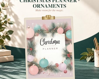 Könnte beinhalten: Ein Klemmbrett mit einer Weihnachtsplaner-Seite, verziert mit einem Kranz aus Tannenzweigen, roten Beeren sowie pastellfarbenen rosa und türkisen Kugeln. Der Text lautet Christmas PLANNER. Oben steht IMPRINTEMPLATES, CHRISTMAS PLANNER ORNAMENTS und Make room for the magic. Unten steht PDF PRINTABLE und Digital download Print own pages.