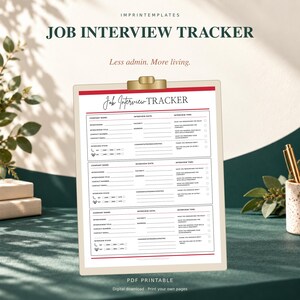 Può includere: Un tracker per colloqui di lavoro stampabile su una cartellina. Il documento presenta tre sezioni con campi per nome azienda, data, ora, intervistatore, posizione, indirizzo, contatti, fase del colloquio e una lista di controllo.