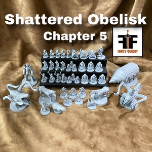 Può includere: Una collezione di figurine in miniatura grigie, tra cui soldati, mostri e creature, disposte su una superficie marrone. Il testo "Shattered Obelisk Chapter 5" è visualizzato sopra le figurine, con un logo.