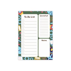 Könnte beinhalten: Ein farbenfroher Notizblock mit grünem Hintergrund und einem Muster aus Zahnrädern, Bechern und anderen wissenschaftlichen Illustrationen. Der Notizblock ist in Abschnitte mit den Bezeichnungen "To Do List", "Gratefull" und "Notes" unterteilt.