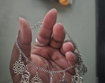 Linda pulseira com pingente de chakra