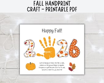 Può includere: PDF stampabile con il testo "FALL HANDPRINT CRAFT". L'immagine presenta un'impronta di mano arancione, i numeri "26" e una zucca. Il testo "Happy Fall!" è in alto, con una poesia sotto.