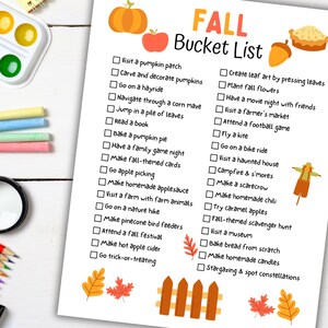 Puede incluir: Una lista de deseos de oto&ntilde;o para imprimir con una lista de verificaci&oacute;n de actividades para hacer en oto&ntilde;o, como visitar un huerto de calabazas, dar un paseo en un carro de heno y hacer compota de manzana casera. La lista est&aacute; decorada con ilustraciones de tem&aacute;tica oto&ntilde;al, incluyendo calabazas, hojas y un espantap&aacute;jaros.