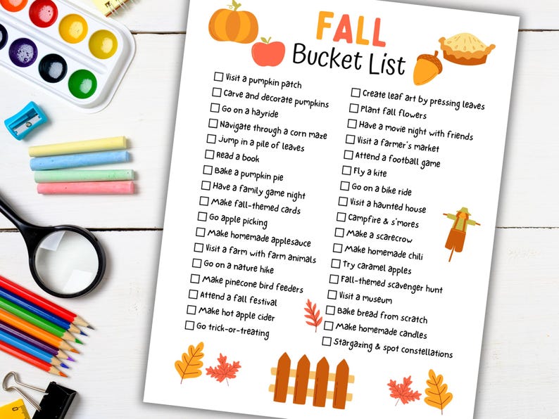 Puede incluir: Una lista de deseos de oto&ntilde;o para imprimir con una lista de verificaci&oacute;n de actividades para hacer en oto&ntilde;o, como visitar un huerto de calabazas, dar un paseo en un carro de heno y hacer compota de manzana casera. La lista est&aacute; decorada con ilustraciones de tem&aacute;tica oto&ntilde;al, incluyendo calabazas, hojas y un espantap&aacute;jaros.