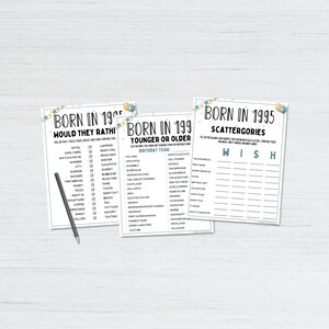 Puede incluir: Tres hojas de juego imprimibles con el texto "BORN IN 1995" y "BORN IN 199". Los juegos incluyen "Would They Rathi", "Younger or Older" y "Scattergories". Un l&aacute;piz negro descansa sobre la hoja izquierda. Las hojas tienen un dise&ntilde;o de globos azul claro y amarillo.