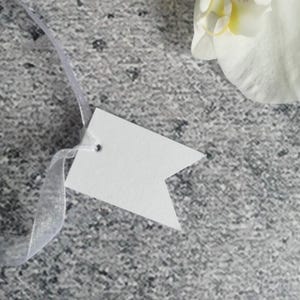 Étiquettes vierges drapeaux – Papier Kraft et choix de couleurs – Étiquettes cadeaux DIY Mariage – Anniversaire – Fait main 4 cm x 2,7 cm