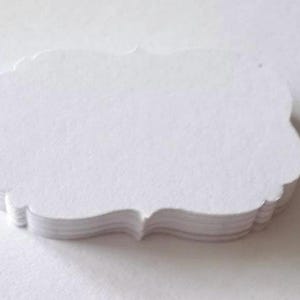 50 tarjetas de lugar hechas de cartón – en muchos colores | Tarjetas de lugar para bodas | Tarjetas de nombre vintage DIY | Colgante en blanco aprox. 4 cm x 5,6 cm
