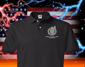 Può includere: Polo nero con un logo ricamato verde e argento del reclutatore dell'esercito degli Stati Uniti sul petto sinistro.