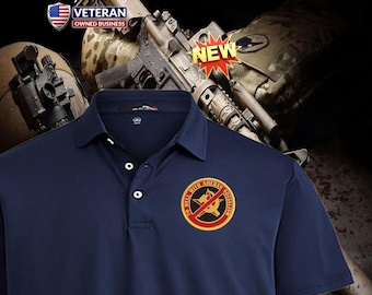 Può includere: Una polo a maniche corte blu navy con una toppa circolare ricamata sul petto sinistro. La toppa mostra un cerchio rosso con una linea diagonale che attraversa falce e martello dorati, circondata dalla scritta TO HELL WITH AMERICAN SOCIALISM.