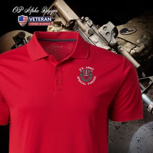 Pu&ograve; includere: Polo rosso con una toppa ricamata in nero e grigio che dice "U.S. ARMY SPECIAL FORCES".