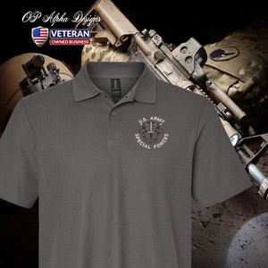Pu&ograve; includere: Una polo grigia con un logo ricamato bianco delle Forze Speciali dell'esercito americano. La polo &egrave; una scelta popolare per gli appassionati di militari e veterani.