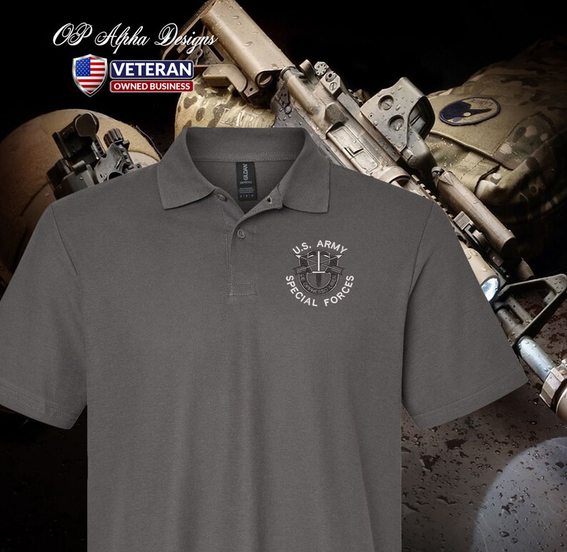 Pu&ograve; includere: Una polo grigia con un logo ricamato bianco delle Forze Speciali dell'esercito americano. La polo &egrave; una scelta popolare per gli appassionati di militari e veterani.