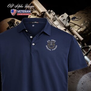 Pu&ograve; includere: Una polo blu navy con un logo ricamato delle Forze Speciali dell'esercito americano sul petto sinistro. Il logo &egrave; in oro e nero con le parole "U.S. ARMY SPECIAL FORCES".