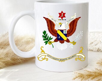Può includere: Tazza in ceramica bianca con un emblema dettagliato con una stella rossa, un'aquila e la scritta "FIFTY-FOURTH INFANTRY REGIMENT". Il design include elementi marroni, gialli, verdi e blu. La tazza ha un manico curvo.