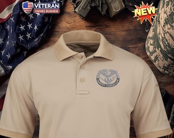 Può includere: Polo beige con colletto button-down e maniche corte. Presenta un emblema ricamato di Career Counselor sul petto sinistro. La maglietta ha il testo "Veteran Owned Business" e una grafica "NEW".