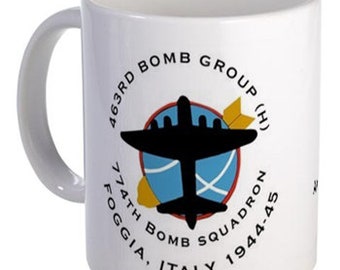 Può includere: Tazza in ceramica bianca con un'immagine in bianco e nero di un bombardiere della seconda guerra mondiale con il testo "463rd Bomb Group (H) 774th Bomb Squadron 1944-45 Foggia, Italy" intorno all'aereo.