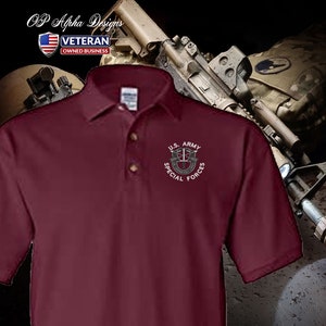 Pu&ograve; includere: Una polo color granata con un emblema ricamato bianco delle Forze Speciali dell'esercito americano. L'emblema presenta un pugnale alato e le parole "U.S. ARMY SPECIAL FORCES".