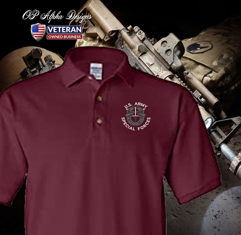 Pu&ograve; includere: Una polo color granata con un emblema ricamato bianco delle Forze Speciali dell'esercito americano. L'emblema presenta un pugnale alato e le parole "U.S. ARMY SPECIAL FORCES".