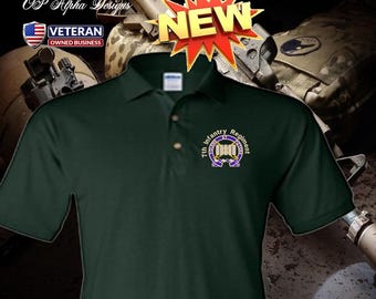 Può includere: Polo di colore verde scuro con l'emblema del 7th Infantry Regiment sul petto sinistro. La maglietta ha una paramontura a tre bottoni e maniche corte. L'immagine include anche una grafica "NEW" e il testo "Veteran Owned Business".
