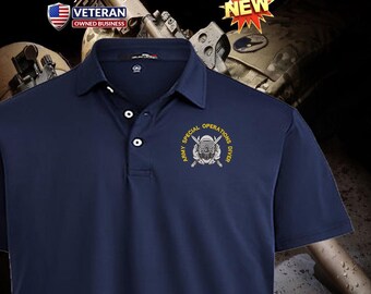 Può includere: Polo blu navy con abbottonatura a tre bottoni e colletto. La maglietta presenta un design ricamato con la scritta "ARMY SPECIAL OPERATIONS DIVER" e una grafica. L'angolo in alto a sinistra riporta la scritta "OP Alpha Designs" e un logo "Veteran Owned Business".