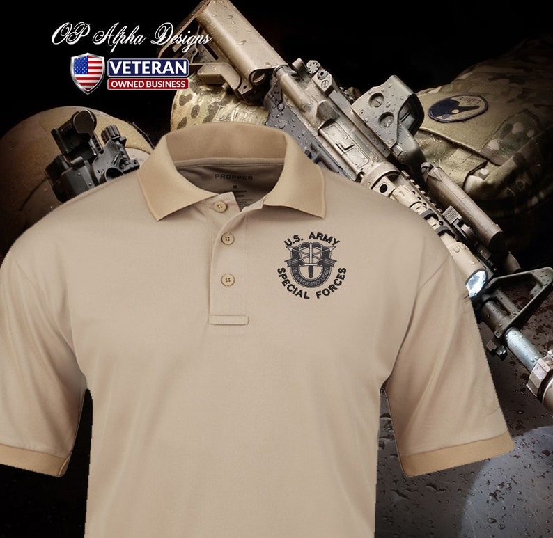 Pu&ograve; includere: Una polo beige con un logo ricamato nero delle Forze Speciali dell'esercito americano sul petto sinistro. La polo &egrave; a maniche corte e con colletto.