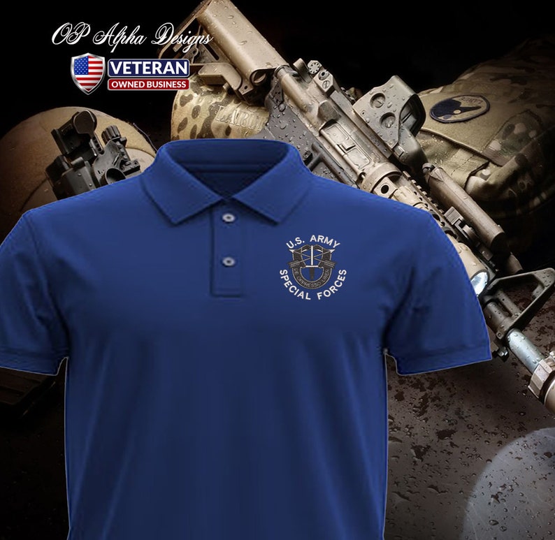 Pu&ograve; includere: Una polo blu reale con una toppa ricamata bianca che dice "U.S. ARMY SPECIAL FORCES" con un distintivo militare al centro.
