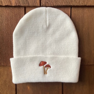 Gorro de punto blanco con puños gruesos y bordado con forma de hongo OSFA. Regalos para exteriores y jardín.