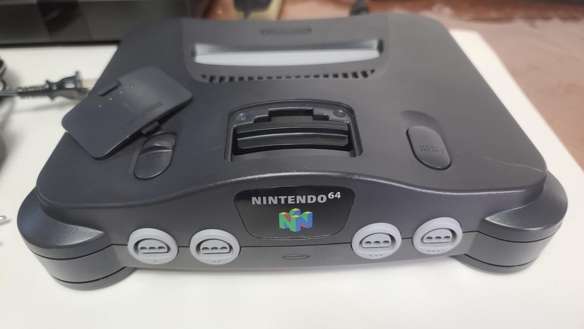 Nintendo 64 System with Console, Controllers, Cables and Game, Works Like New, Cleaned, Tested, and Verified Fully Functional, foto 3 di 5